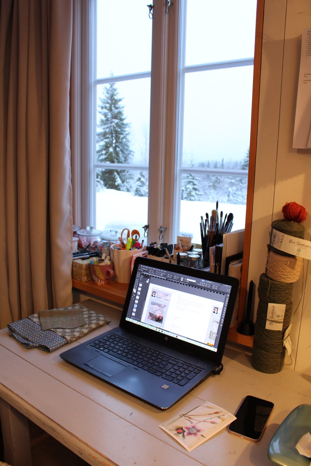 Design, studio med utsikt över vinter fjällen