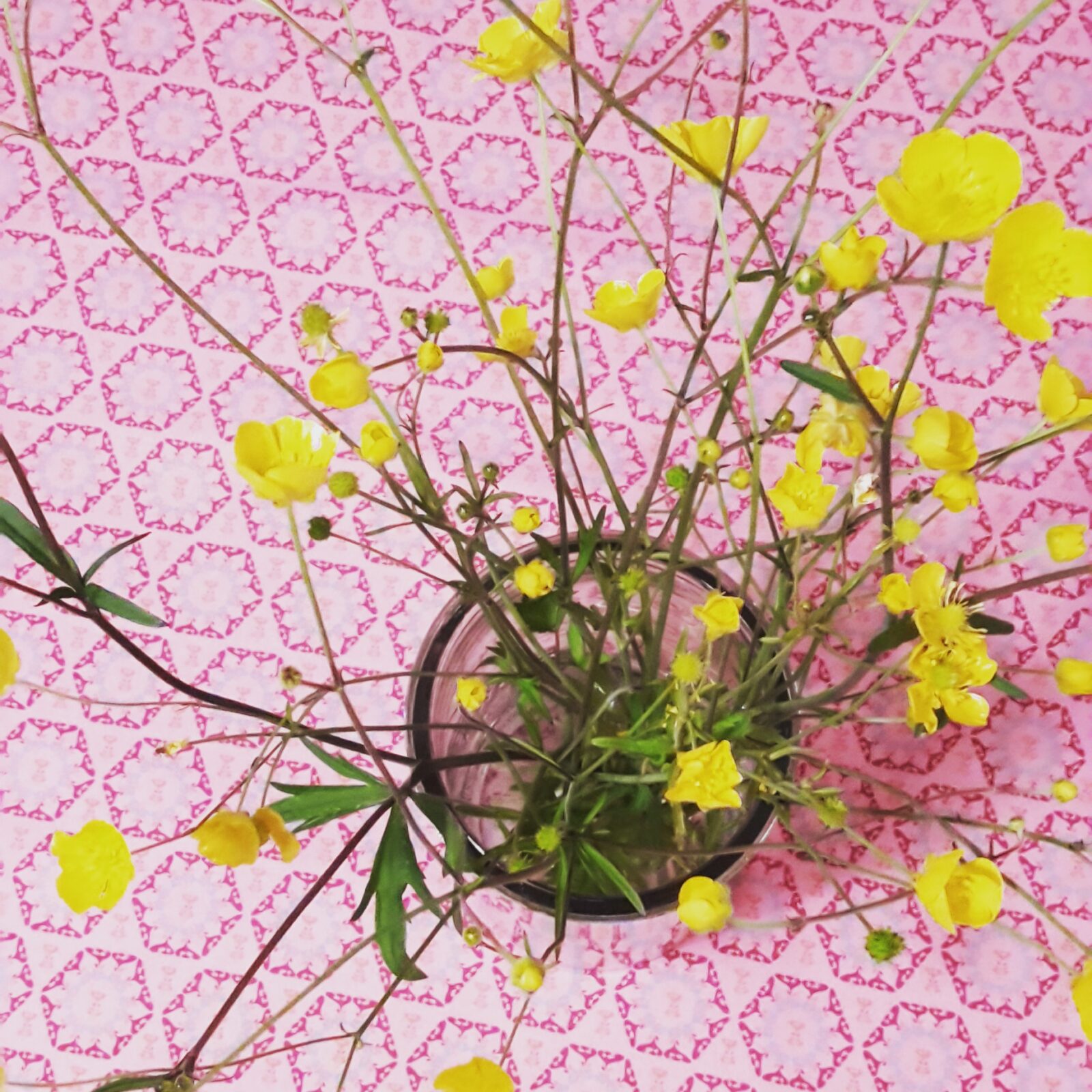 rosa-duk-med-smörblommor