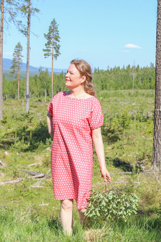 annette-i-röd-klänning