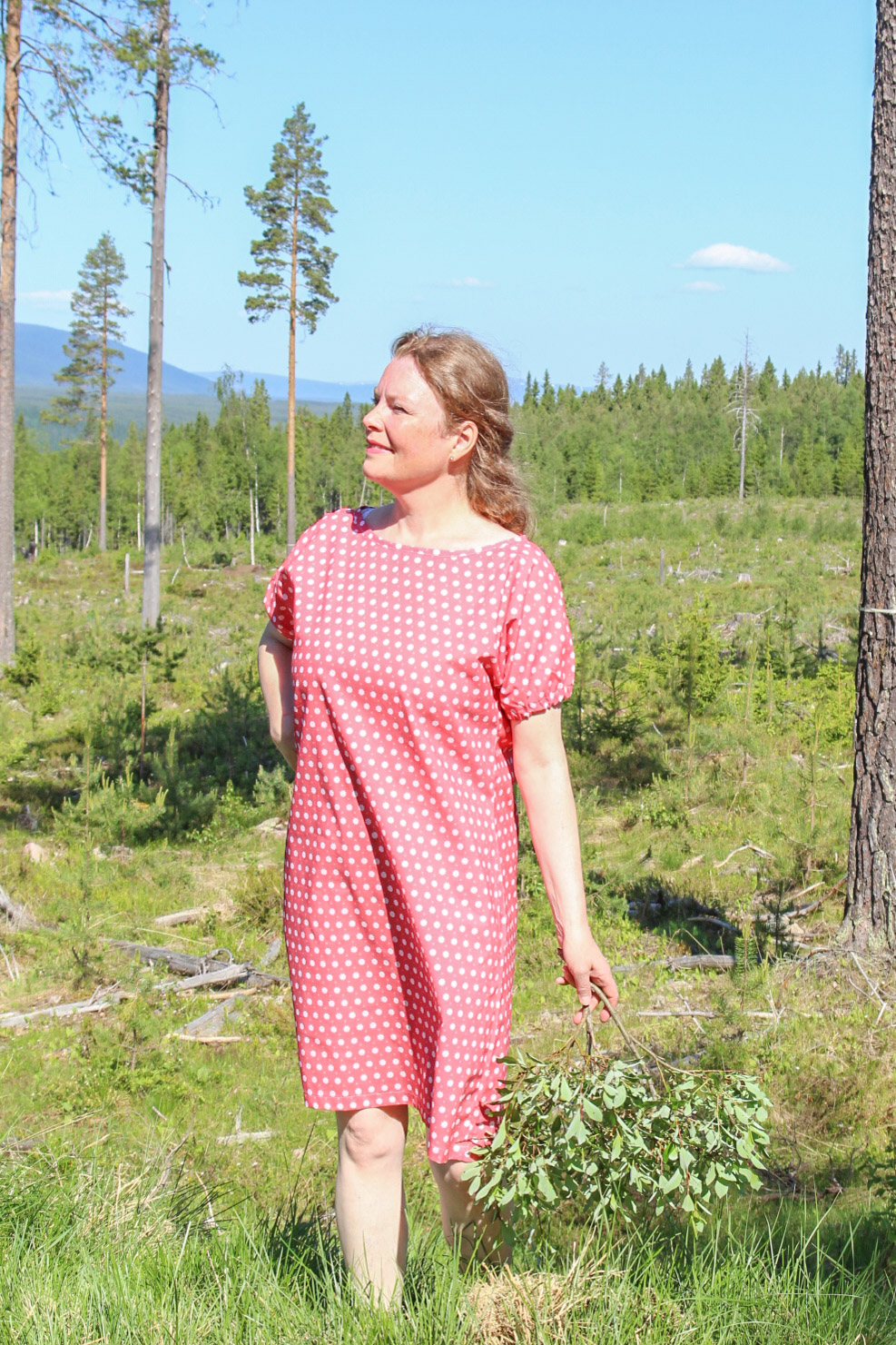 annette-i-röd-klänning-på-fjället-sökandes-inspiration