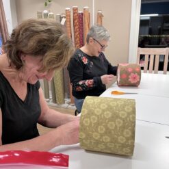 kursdeltagare med lampskärmar