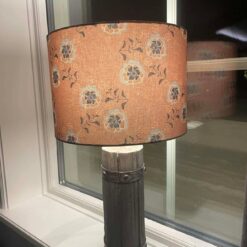 lampskärm i brun bakgrund och blå-grå blommor