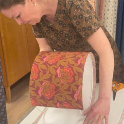 Annette gör en lampskärm