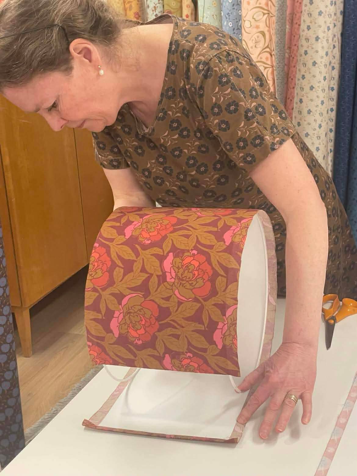 Annette gör en lampskärm