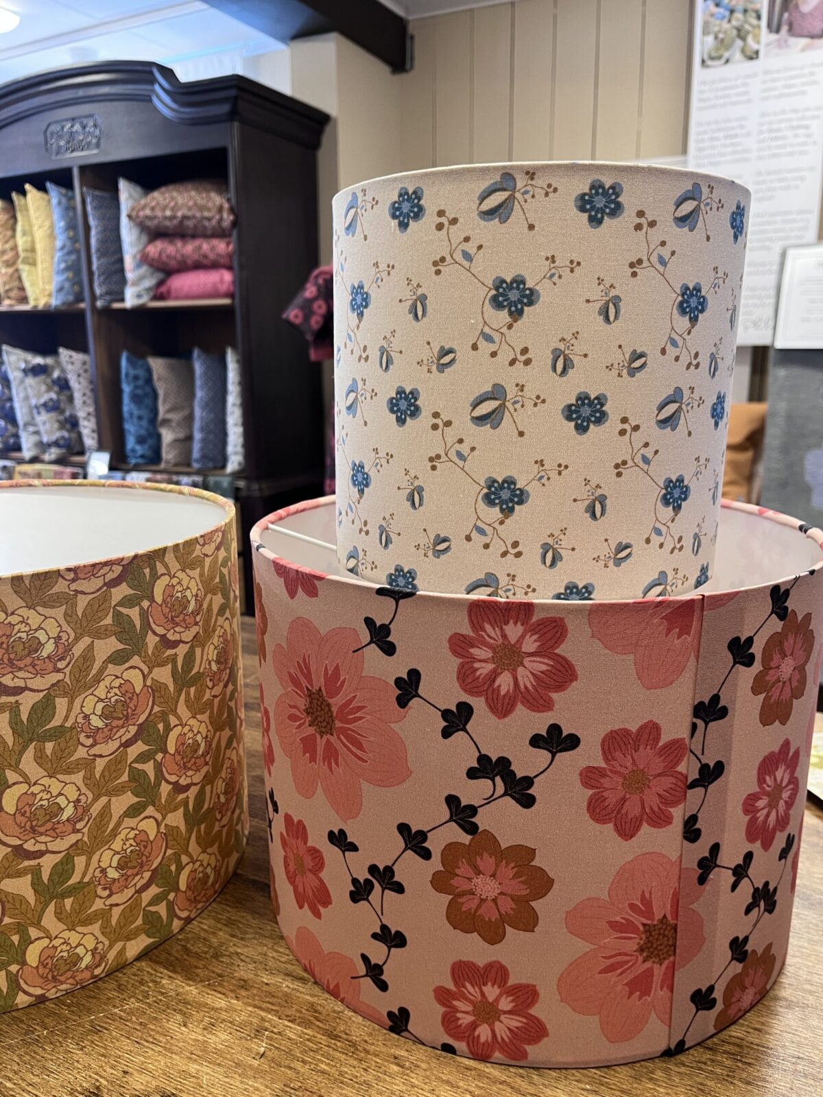 Lampskärmar i rosa, gult och blått