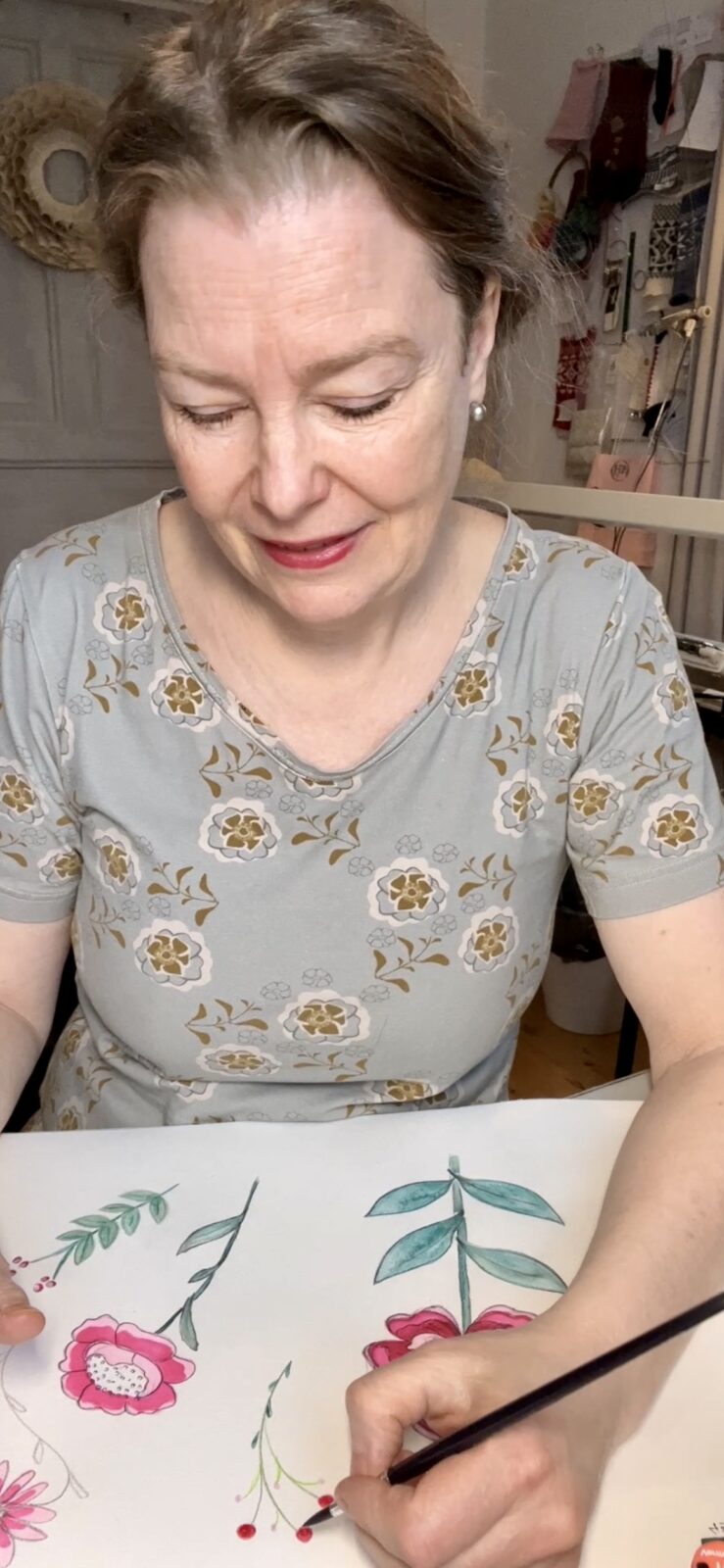 Annette Philip ritar artwork vid sitt skrivbord